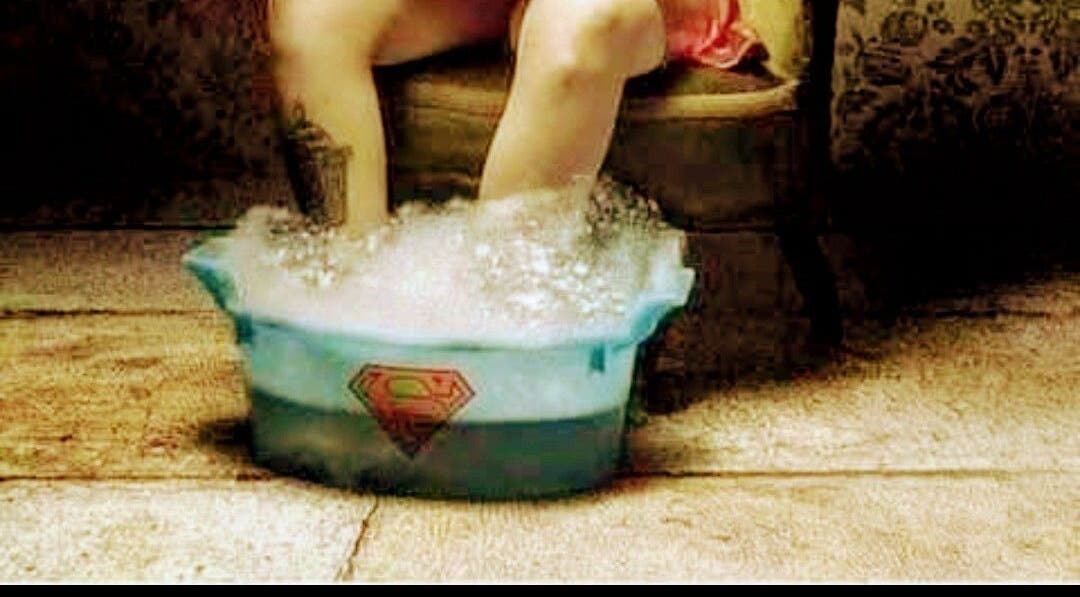 Voetenbad bij Pedicure Angelique, Zonnebeke, Vlaanderen, BE met schuimende bubbels.