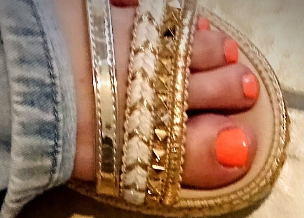 Prachtige oranje pedicure bij Pedicure Angelique, Zonnebeke, Vlaanderen, BE.