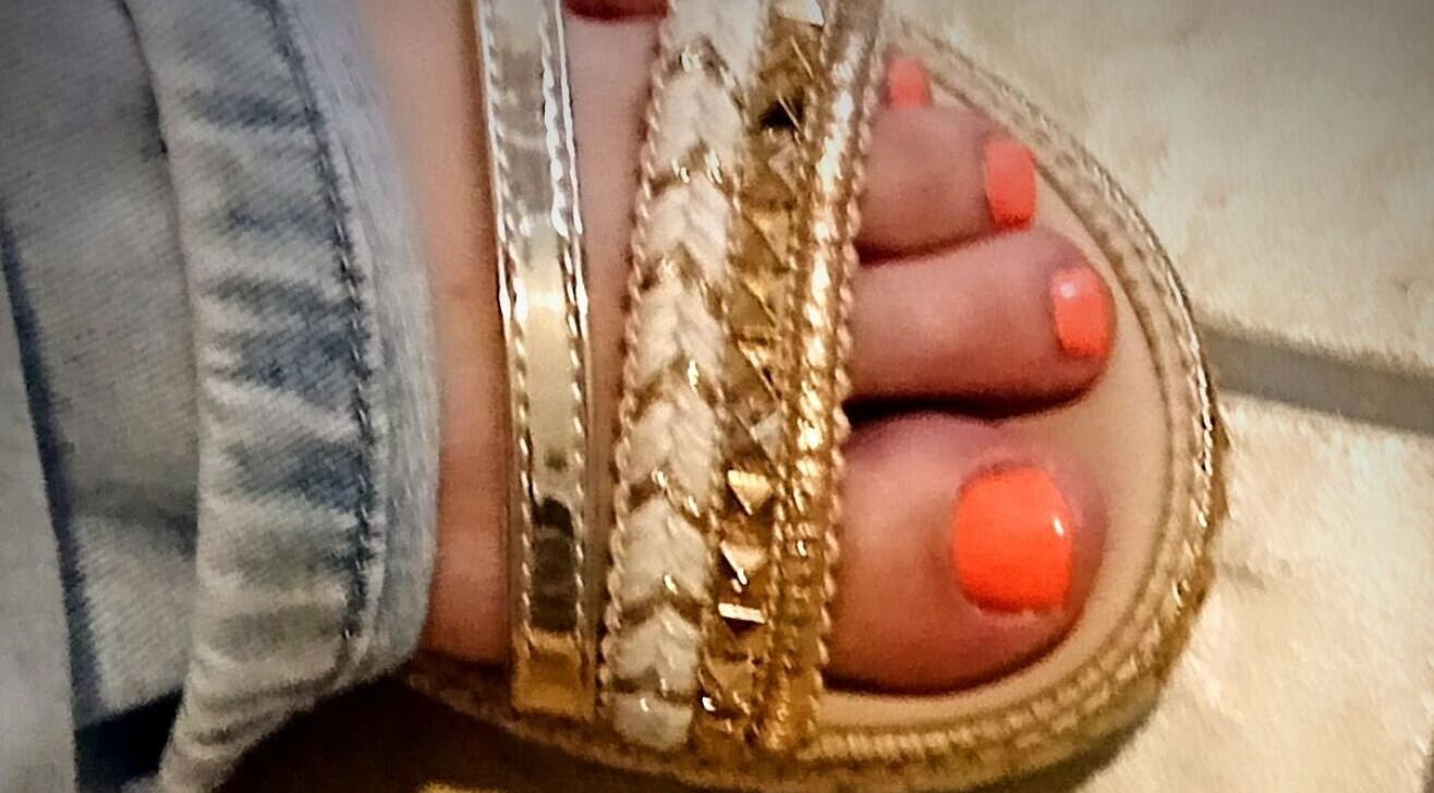 Prachtige oranje pedicure bij Pedicure Angelique, Zonnebeke, Vlaanderen, BE.