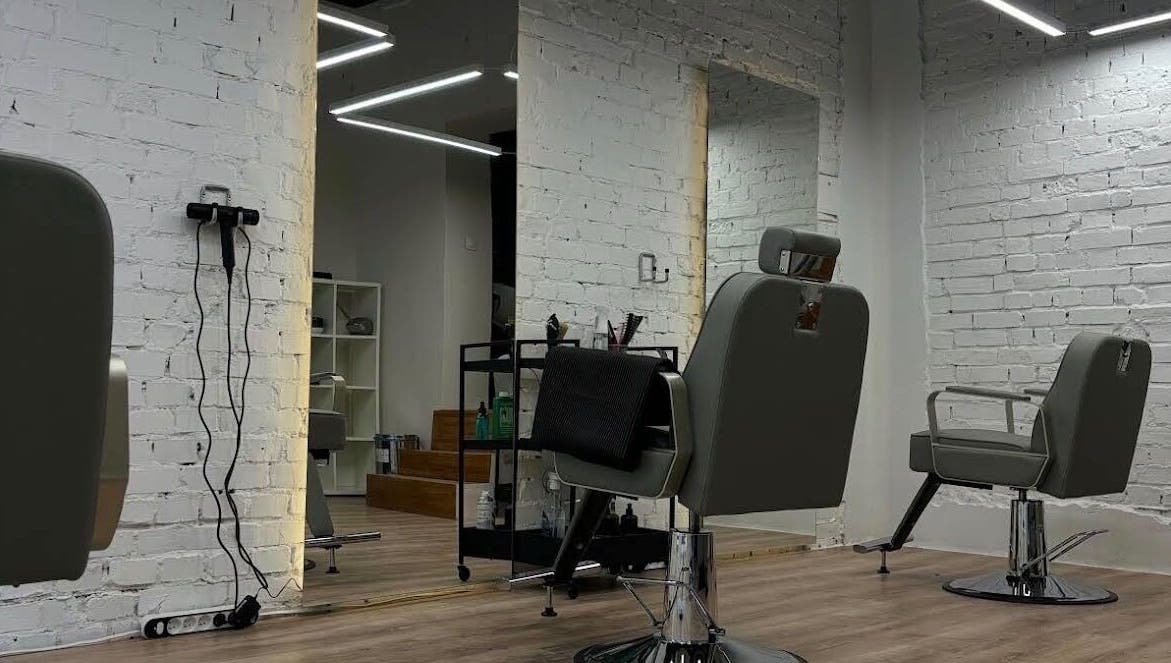 Интерьер Barber Artem Havrilov, Wrocław, Województwo Dolnośląskie, PL — стильная парикмахерская.