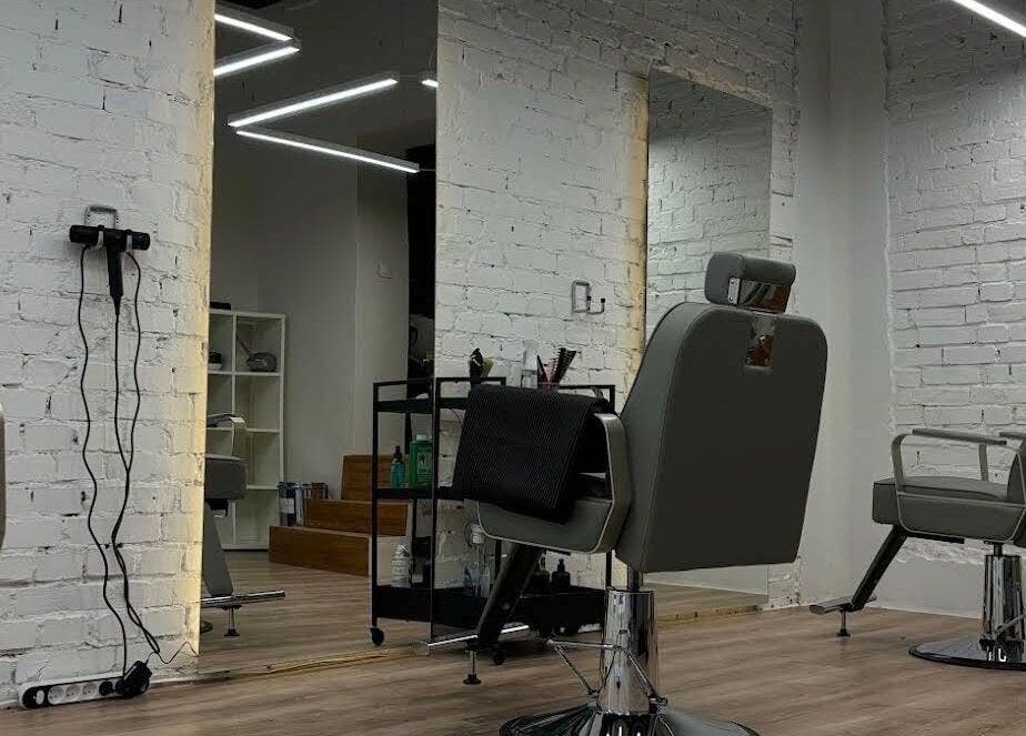 Интерьер Barber Artem Havrilov, Wrocław, Województwo Dolnośląskie, PL — стильная парикмахерская.