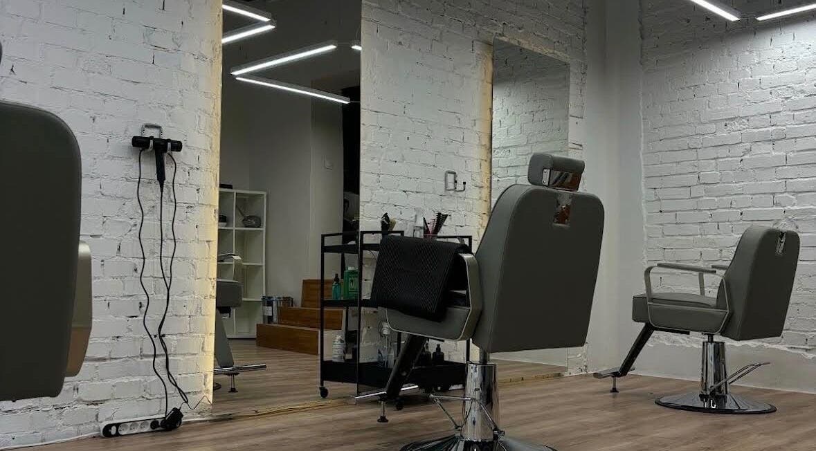 Интерьер Barber Artem Havrilov, Wrocław, Województwo Dolnośląskie, PL — стильная парикмахерская.