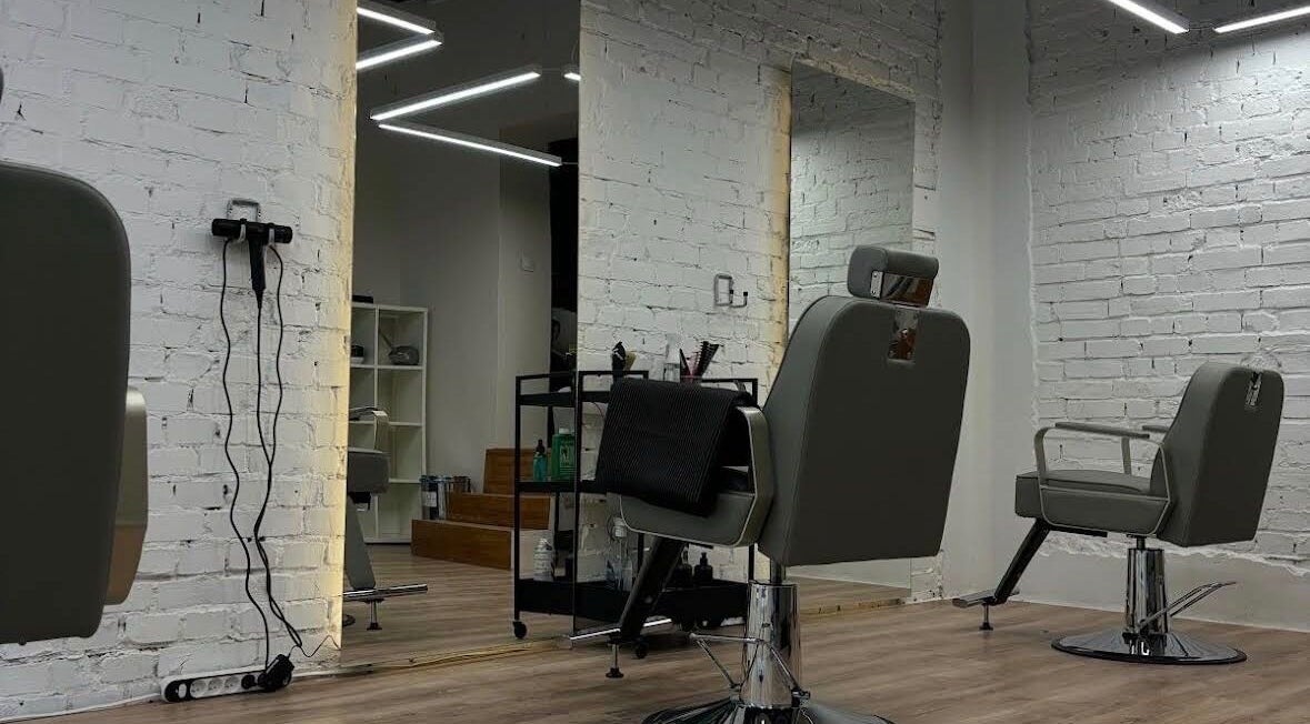 Интерьер Barber Artem Havrilov, Wrocław, Województwo Dolnośląskie, PL — стильная парикмахерская.