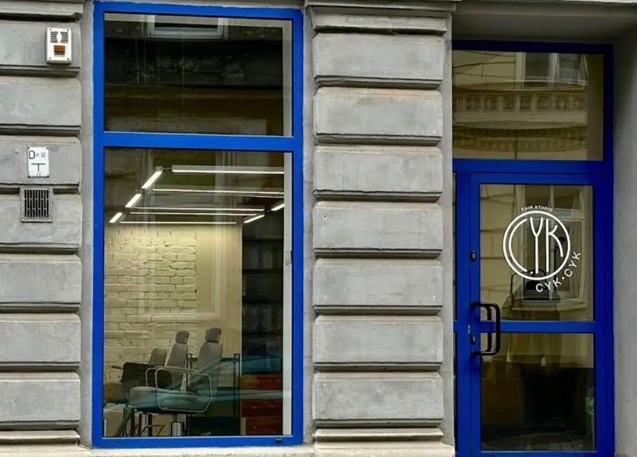 Фасад Barber Artem Havrilov в Вроцлаве, синяя дверь, витрины и стильный интерьер.