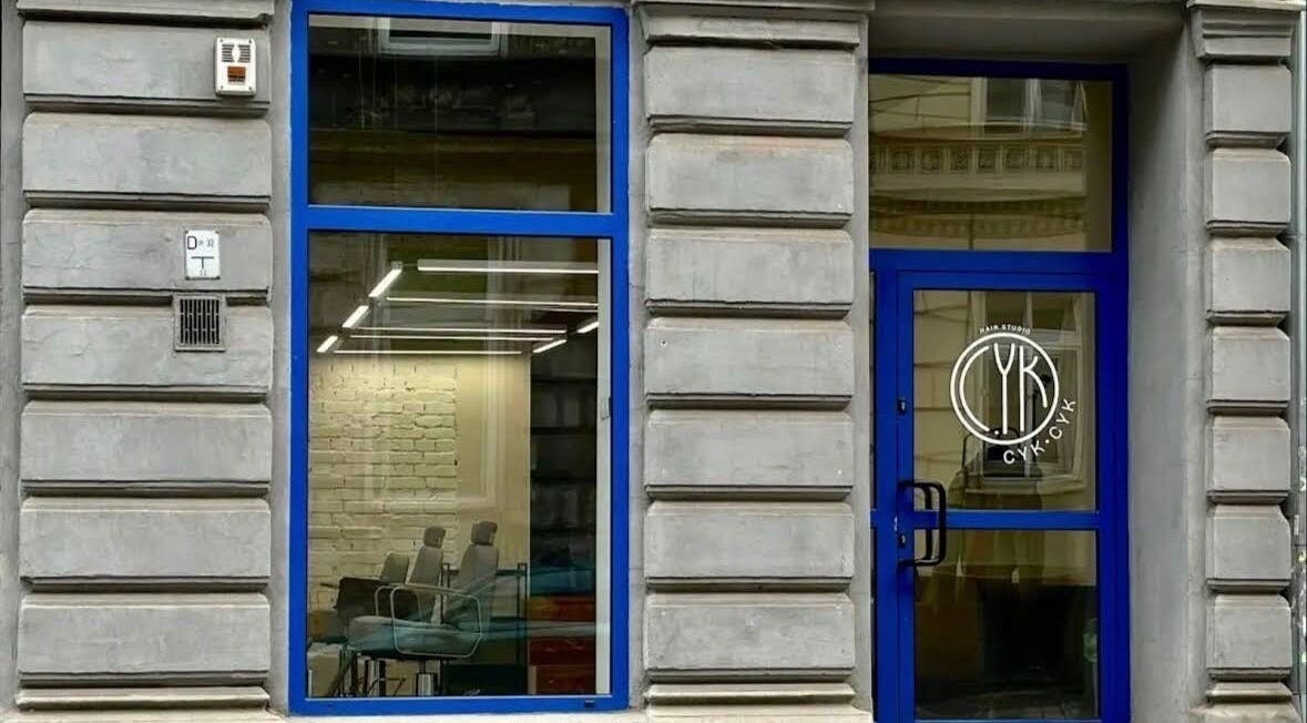 Фасад Barber Artem Havrilov в Вроцлаве, синяя дверь, витрины и стильный интерьер.