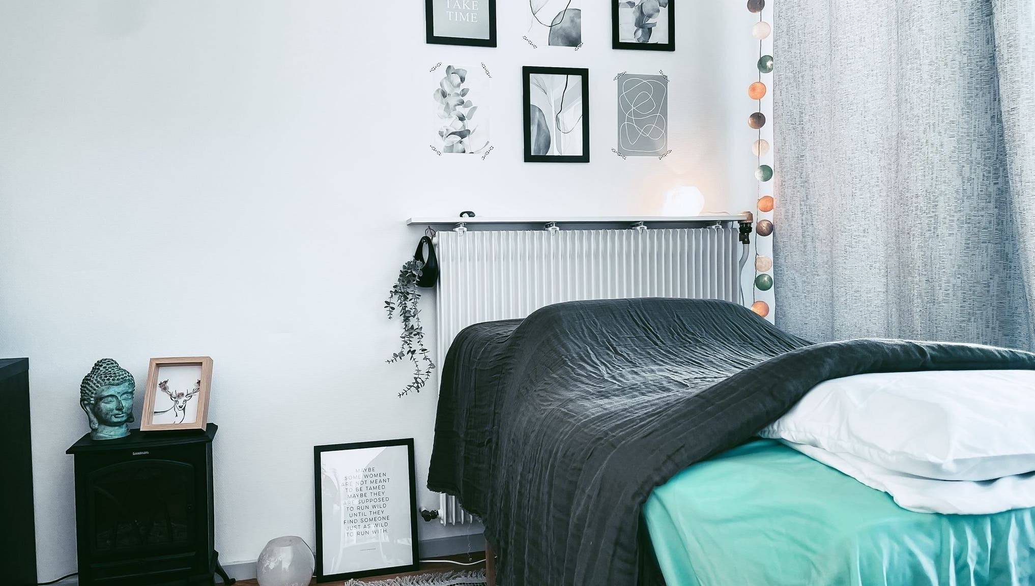 Chambre apaisante à Les Soins de Carlie, Saint-julien-en-genevois, Auvergne-rhône-alpes, FR, avec décor minimaliste.