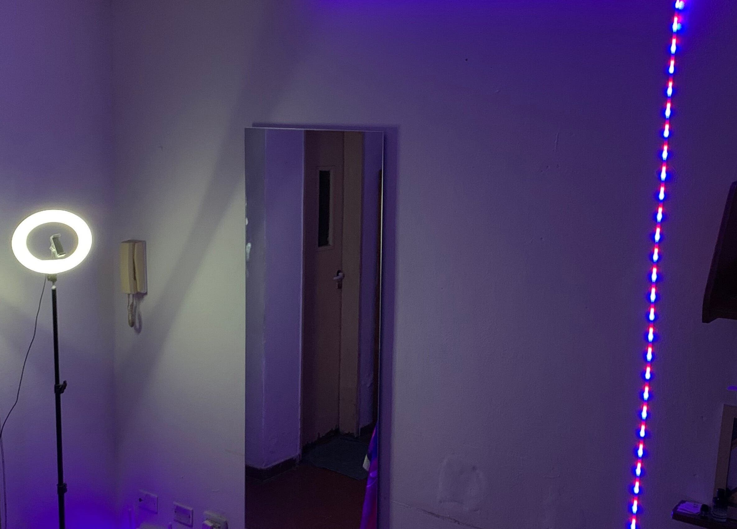 Intimate studio corner at Wal.albarracin, Rosario, Santa Fe, AR with vibrant LED and ring light setup.