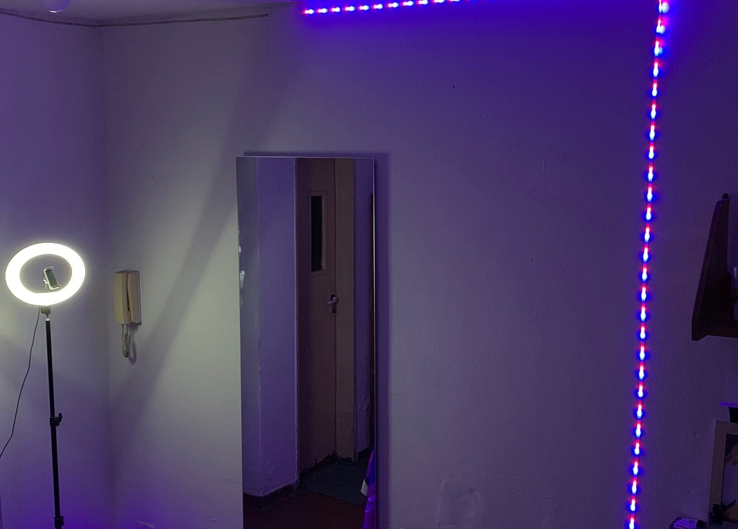 Bright room with ring light at Wal.albarracin, Rosario, Santa Fe, AR, ideal for beauty sessions.