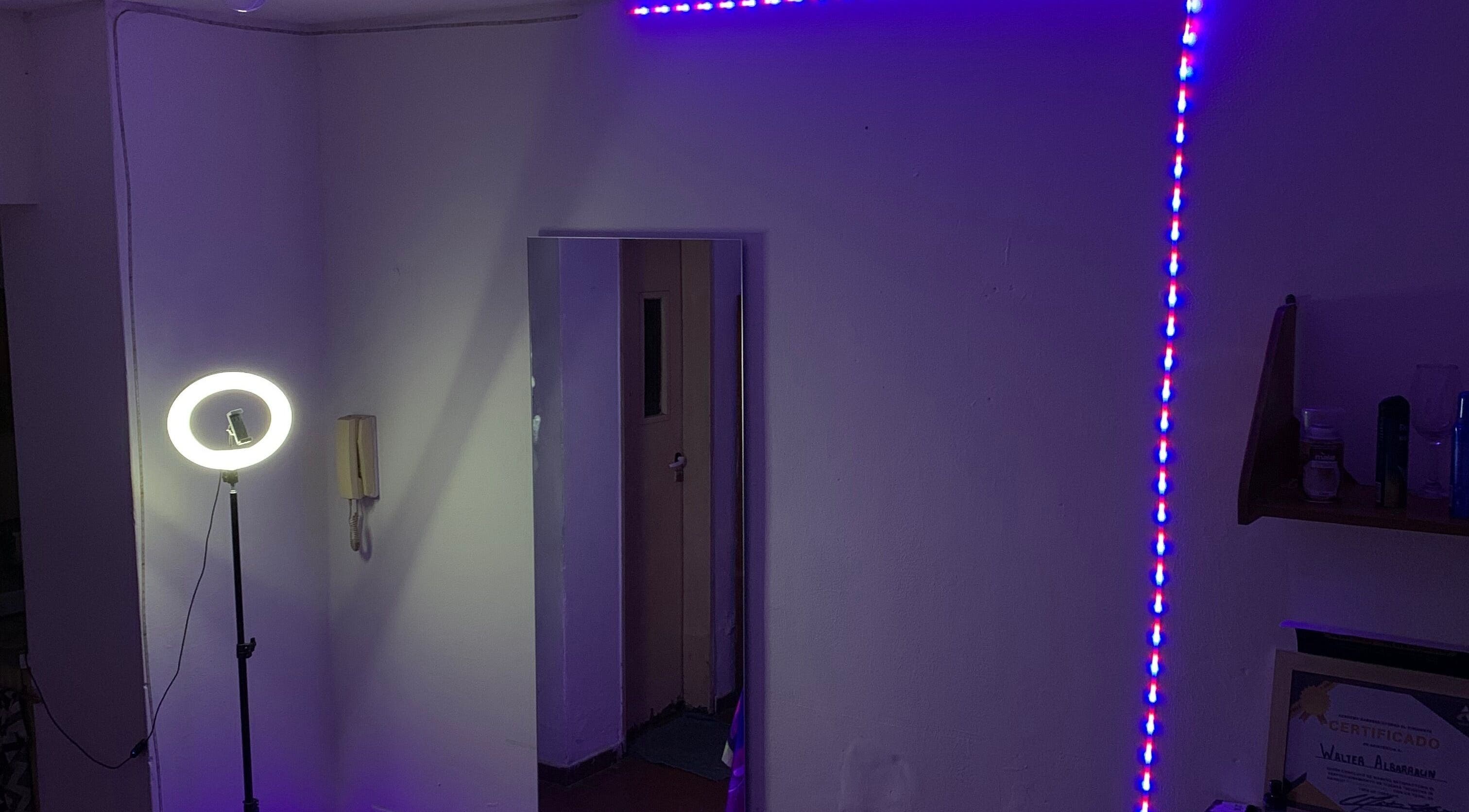 Bright room with ring light at Wal.albarracin, Rosario, Santa Fe, AR, ideal for beauty sessions.