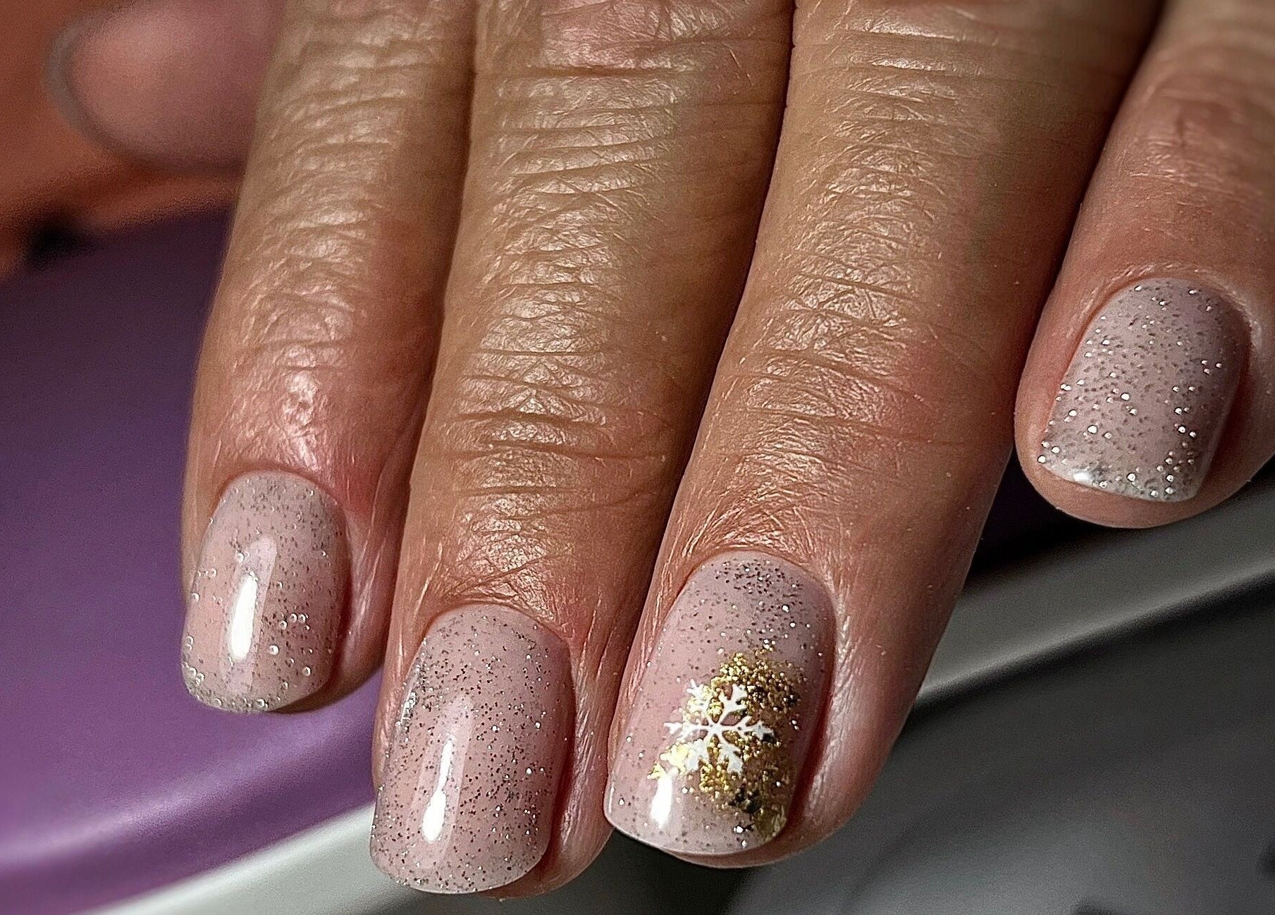 Manichiură cu sclipici la Lunaa Nails Studio, București, București, RO.