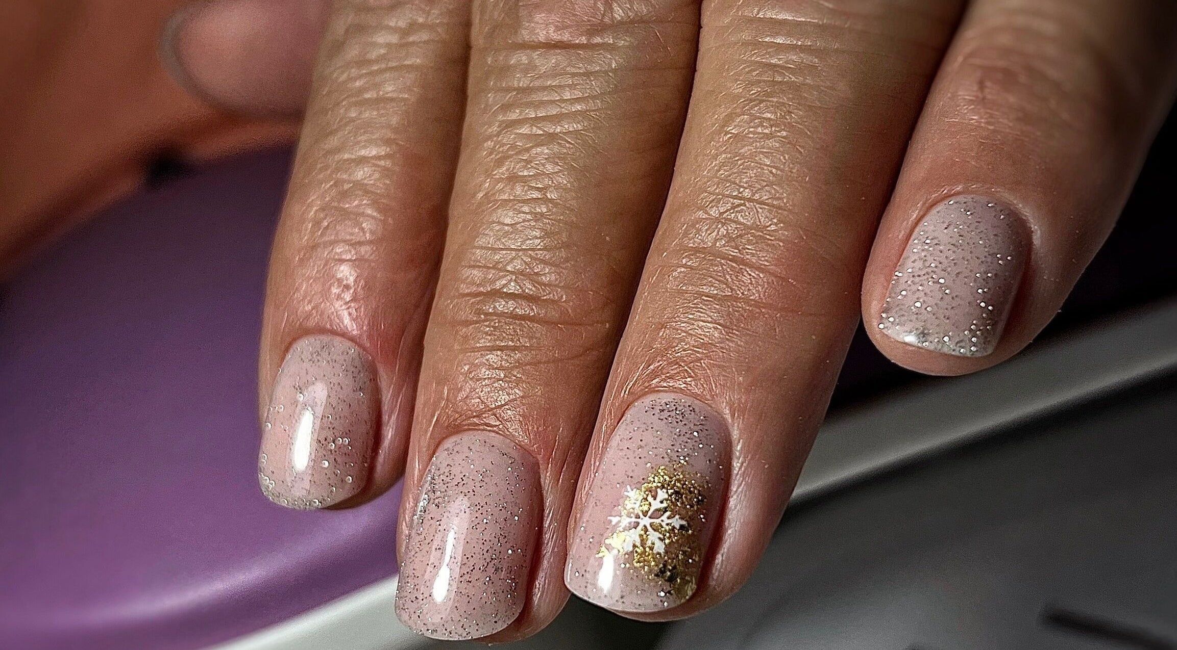 Manichiură cu sclipici la Lunaa Nails Studio, București, București, RO.