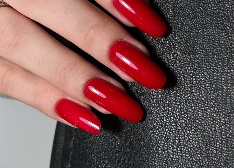 Unghii roșii elegante cu unghier la Lunaa Nails Studio, București, București, RO.