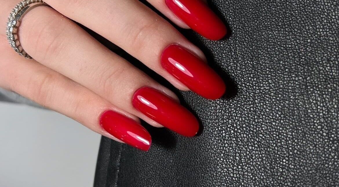 Unghii roșii elegante cu unghier la Lunaa Nails Studio, București, București, RO.