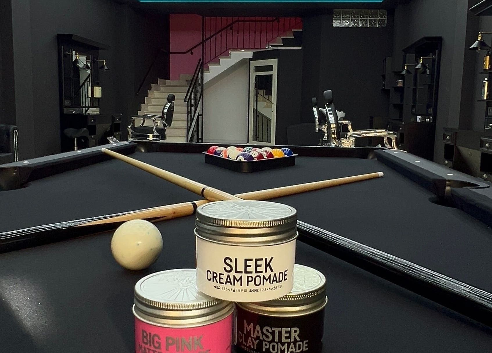 Interno di THE BARBER WOMAN a Sava, Puglia, con biliardo e prodotti per capelli.