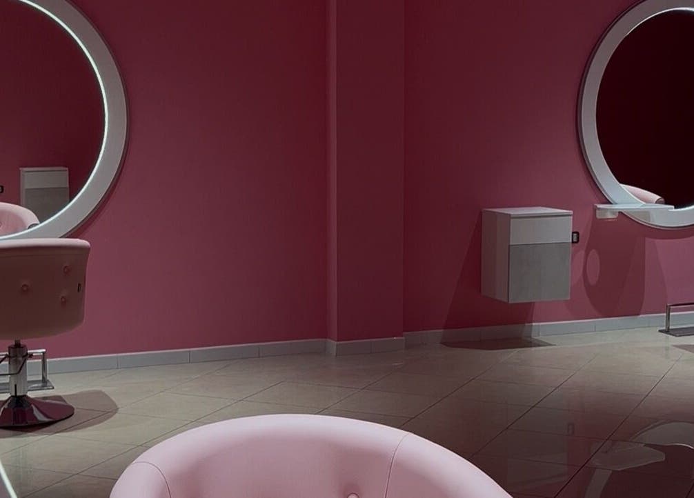 Interno rosa con specchi arrotondati a THE BARBER WOMAN, Sava, Puglia, IT.