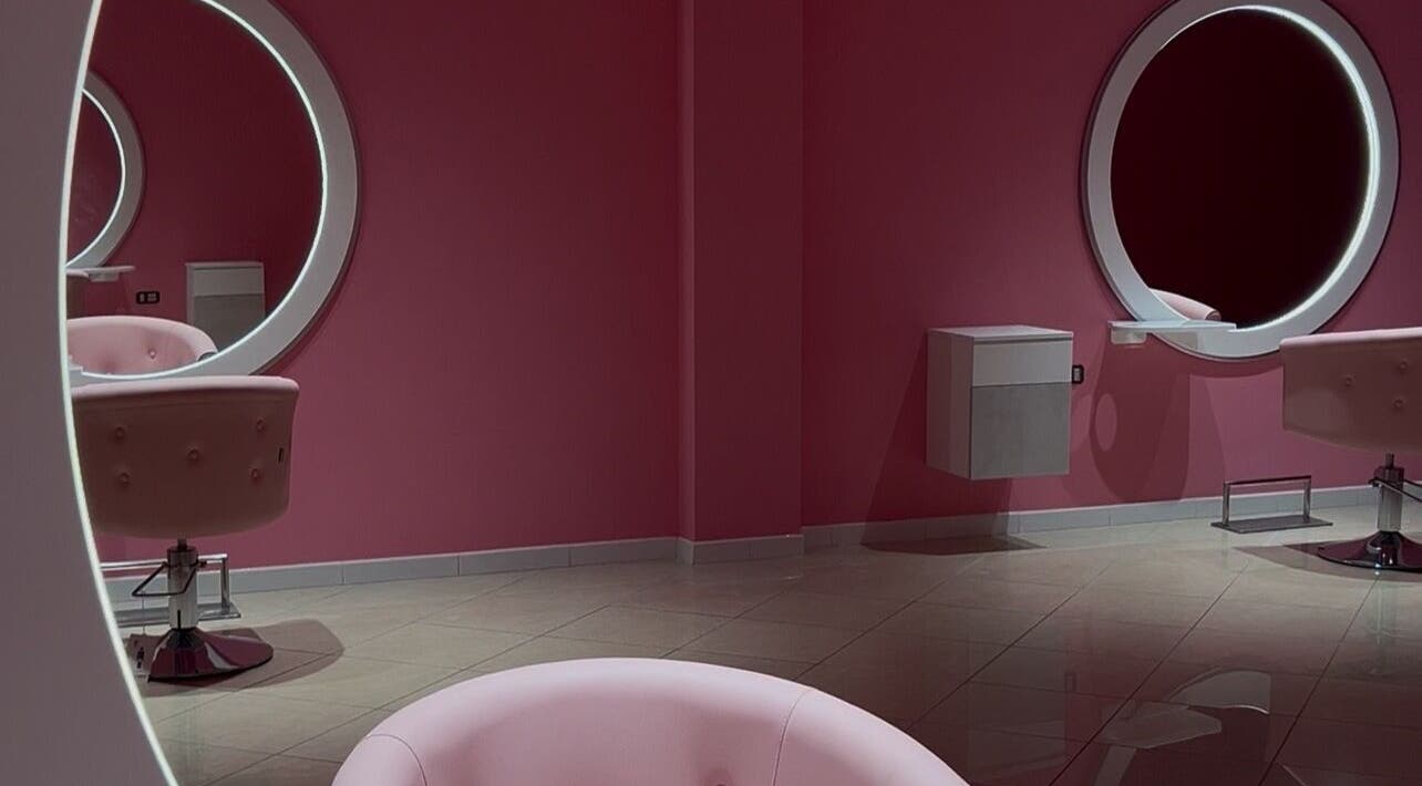 Interno rosa con specchi arrotondati a THE BARBER WOMAN, Sava, Puglia, IT.