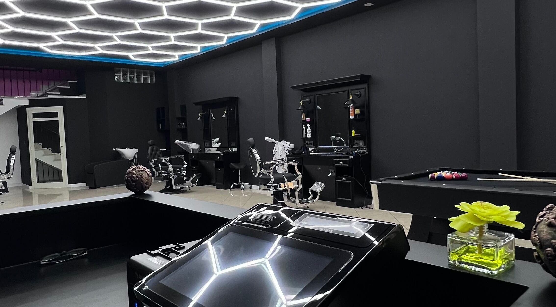 Interno moderno di The Barber Woman a Sava, Puglia, IT con sedie professionali e tavolo da biliardo.