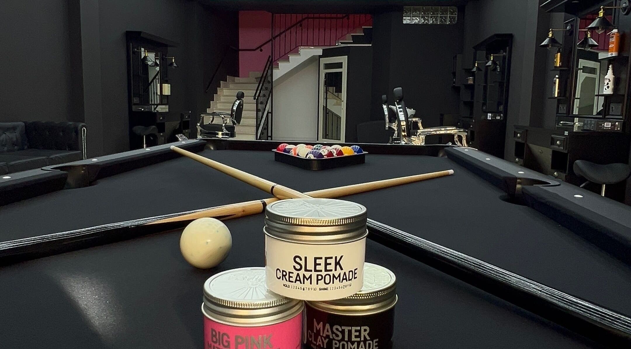 Interno chic di The Barber Woman, Sava, Puglia, IT, con tavolo da biliardo e prodotti eleganti.