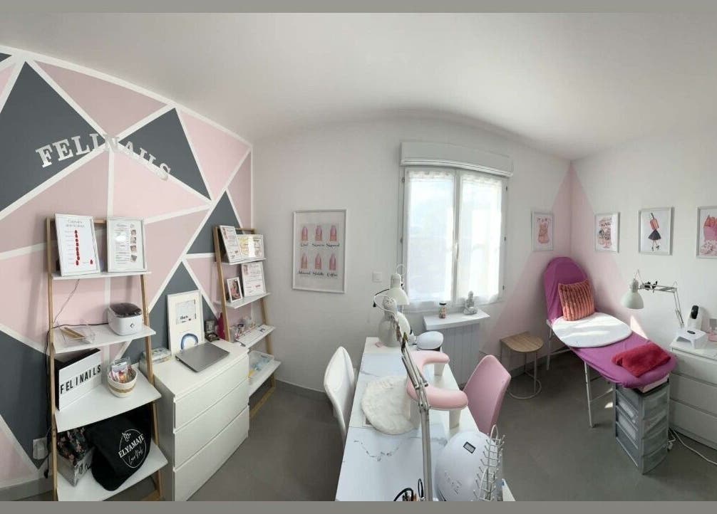 Intérieur élégant de Felinails à Cadenet, Provence avec un décor rose et gris moderne.