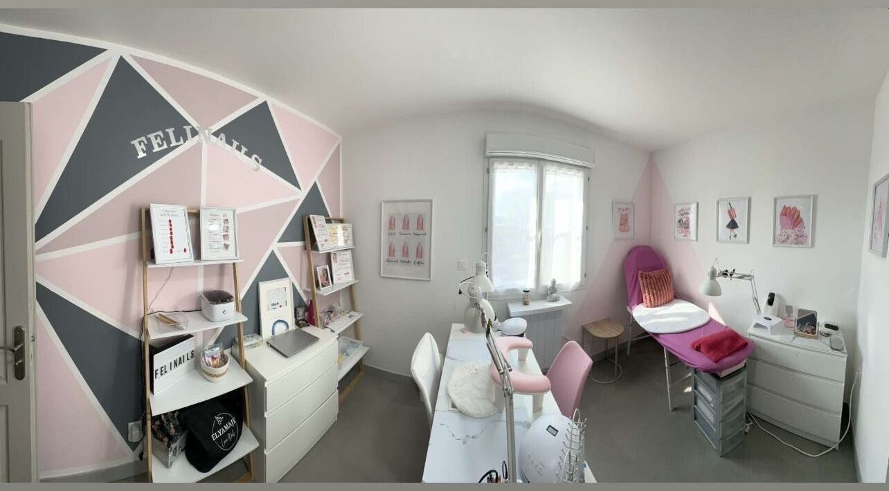 Intérieur élégant de Felinails à Cadenet, Provence avec un décor rose et gris moderne.