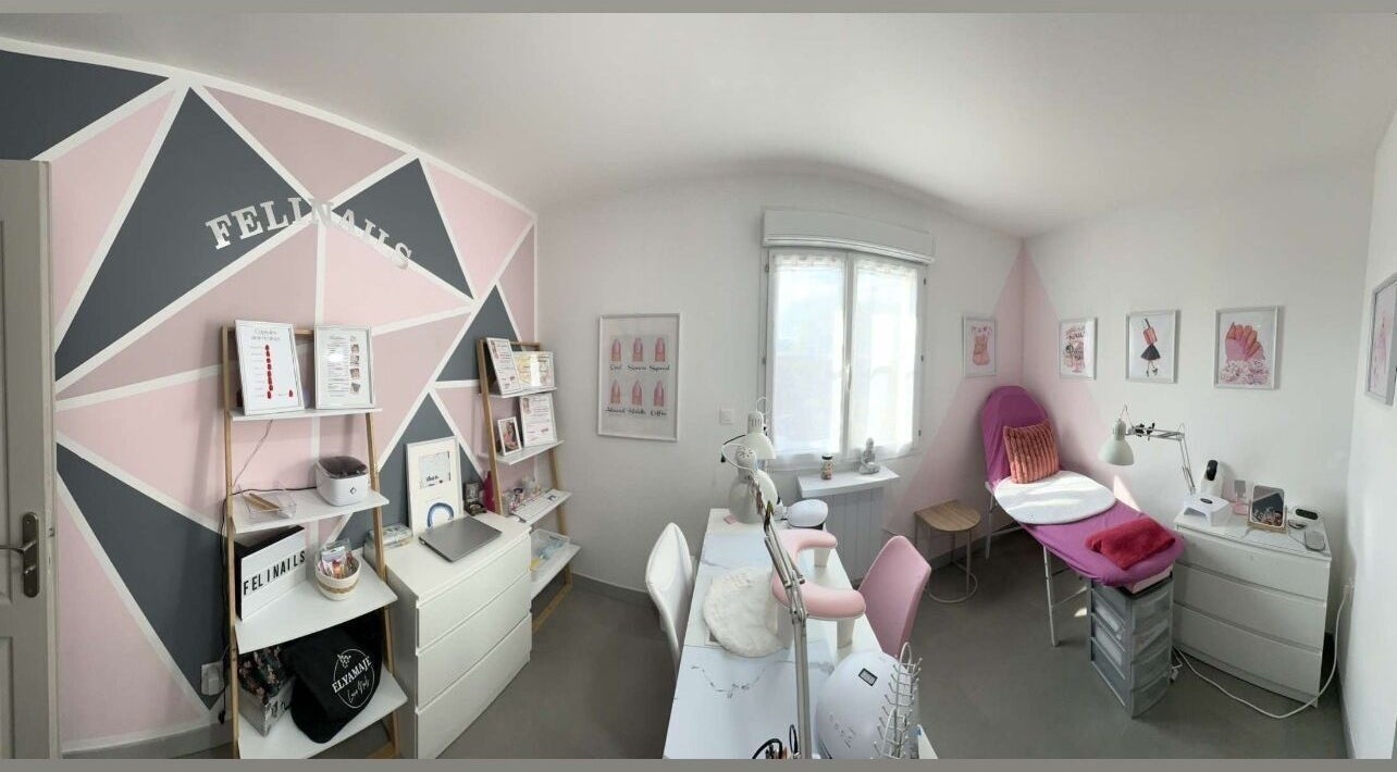 Intérieur élégant de Felinails à Cadenet, Provence avec un décor rose et gris moderne.