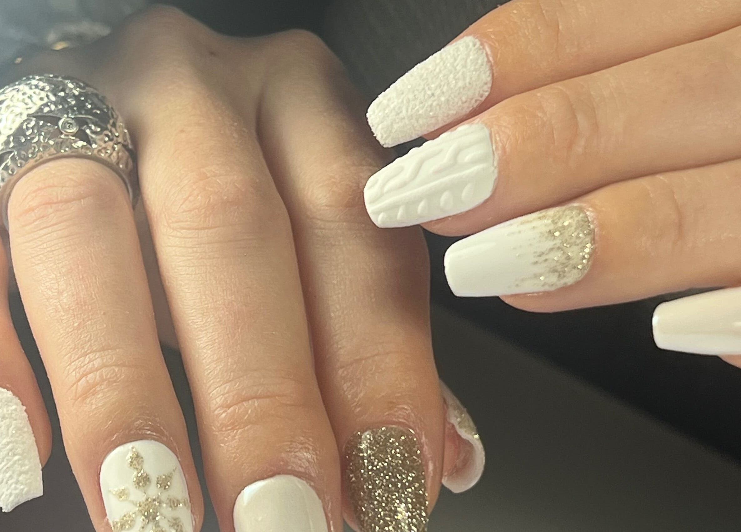 Manucure élégante à Felinails, Cadenet, Provence-alpes-côte D'azur, FR avec motifs blancs et dorés.