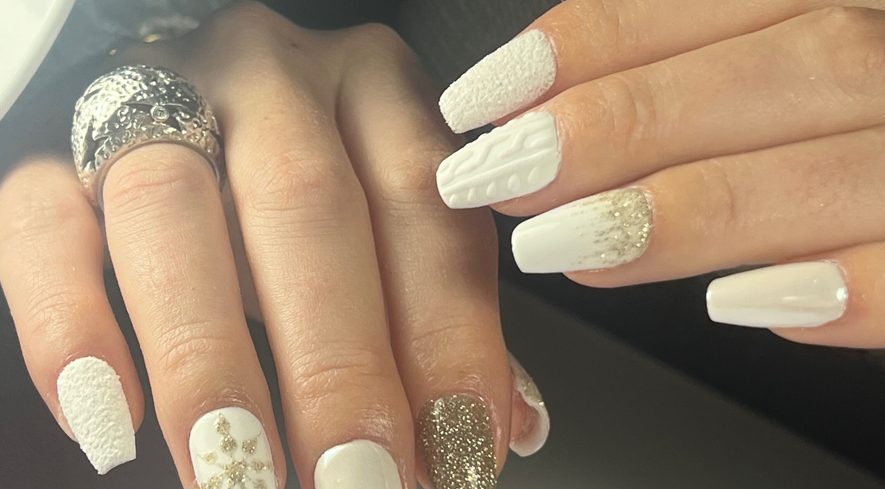 Manucure élégante à Felinails, Cadenet, Provence-alpes-côte D'azur, FR avec motifs blancs et dorés.