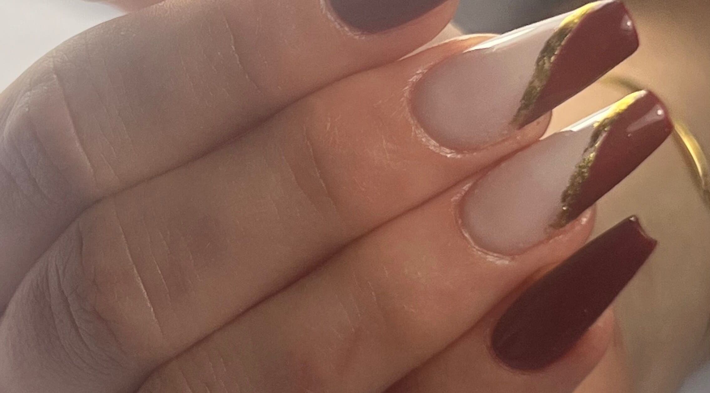 Manucure élégante bordeaux avec design doré à Felinails, Cadenet, Provence-alpes-côte D'Azur, FR.