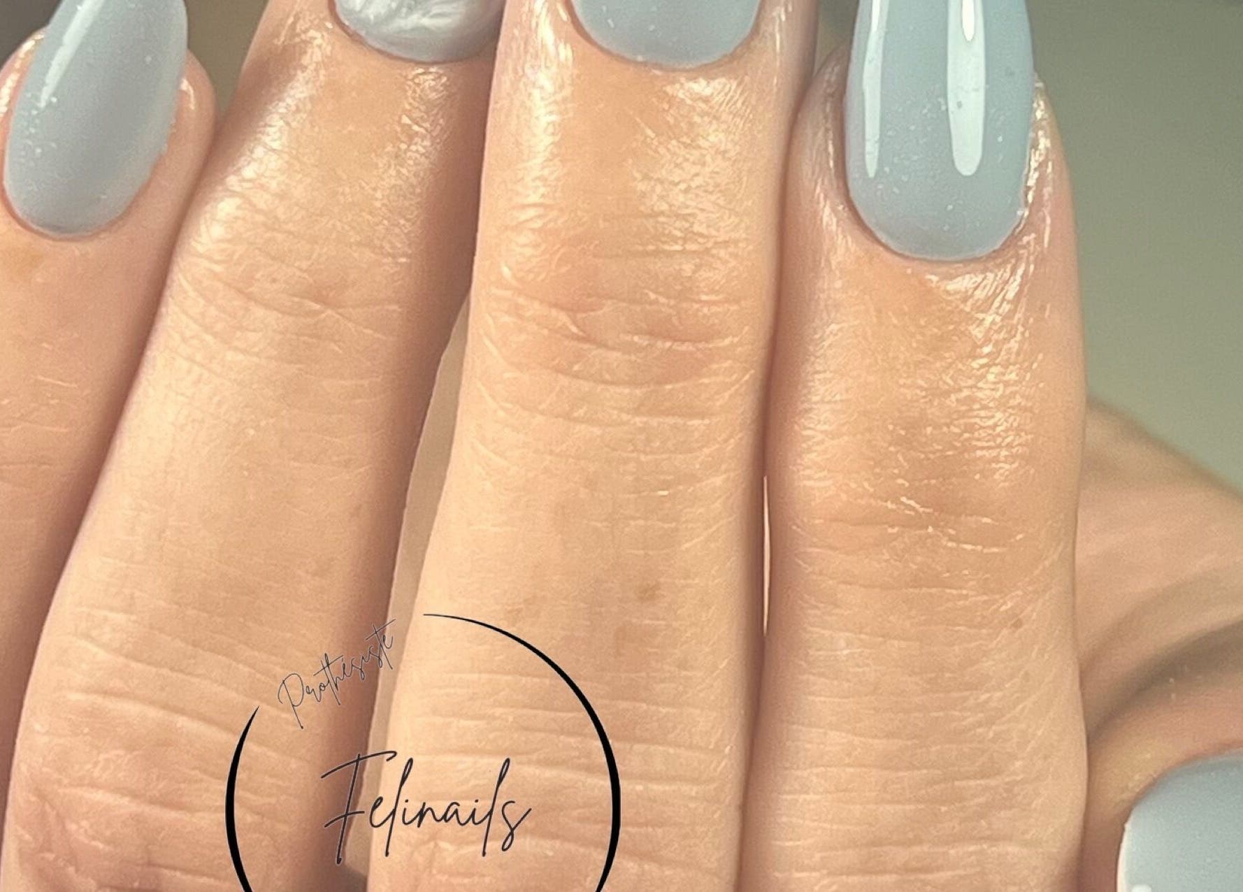 Manucure élégante avec vernis bleu brillant chez Felinails, Cadenet, Provence-alpes-côte D'azur, FR.