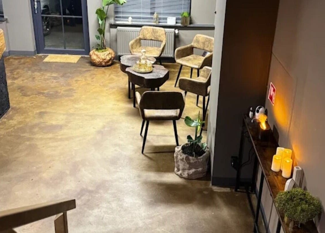 Relaxing lounge area at Ayu Shambhala, Łódź, Województwo Łódzkie, PL, featuring comfortable chairs and soft lighting.