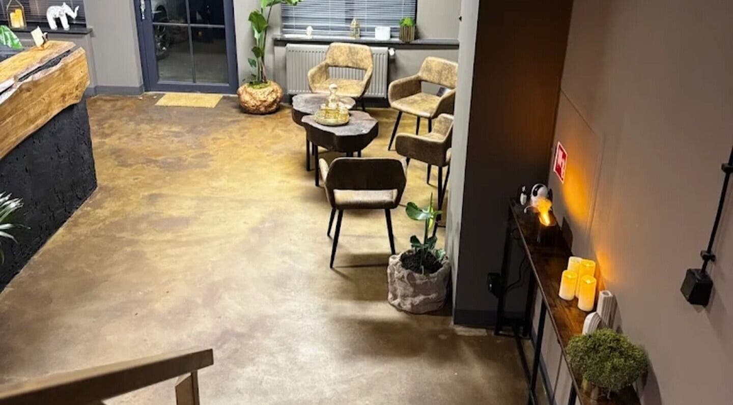 Relaxing lounge area at Ayu Shambhala, Łódź, Województwo Łódzkie, PL, featuring comfortable chairs and soft lighting.