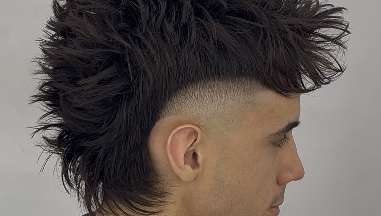 Corte de pelo estilo punk en Joaco barber, Villa Lynch, Provincia De Buenos Aires, AR.