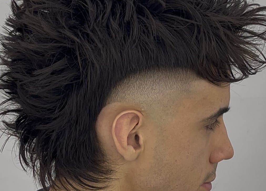 Corte de pelo estilo punk en Joaco barber, Villa Lynch, Provincia De Buenos Aires, AR.