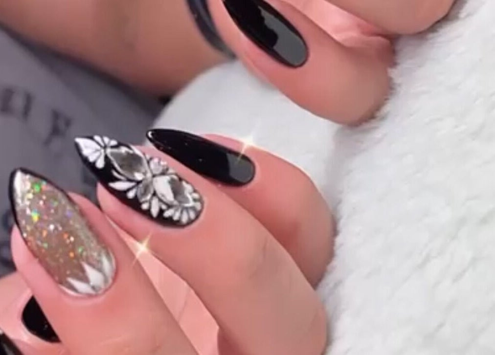 Elegant nail art at Tip To Toe Beauty Salon, Paramaribo, Paramaribo, SR, showcasing black and glitter designs.