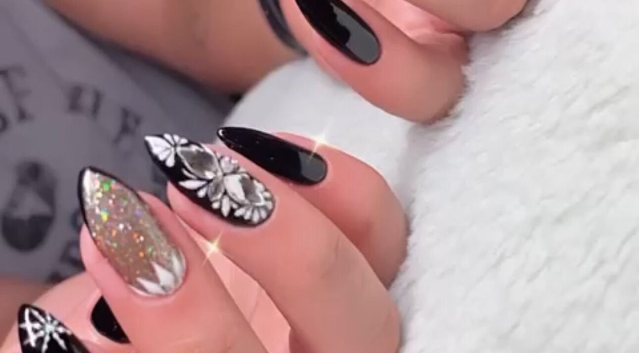 Elegant nail art at Tip To Toe Beauty Salon, Paramaribo, Paramaribo, SR, showcasing black and glitter designs.