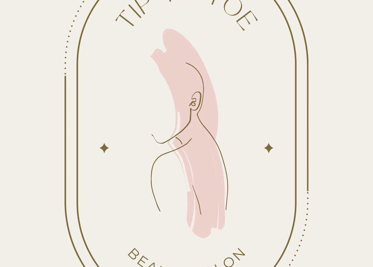 Sophisticated logo of Tip To Toe Beauty Salon, Paramaribo, SR featuring an artistic facial outline.