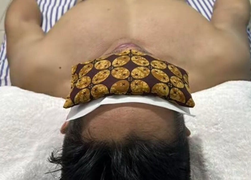 Pelanggan menikmati pijat Balinese Reflexology di Kuala Lumpur, Wilayah Persekutuan Kuala Lumpur, MY.