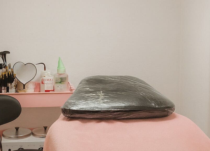 Sala de tratamiento en andreabrows.uy, Montevideo, Departamento De Montevideo, UY, con cama y productos de belleza.