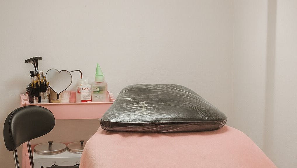 Estación de belleza en andreabrows.uy, Montevideo, Departamento De Montevideo, UY, con camilla y productos.