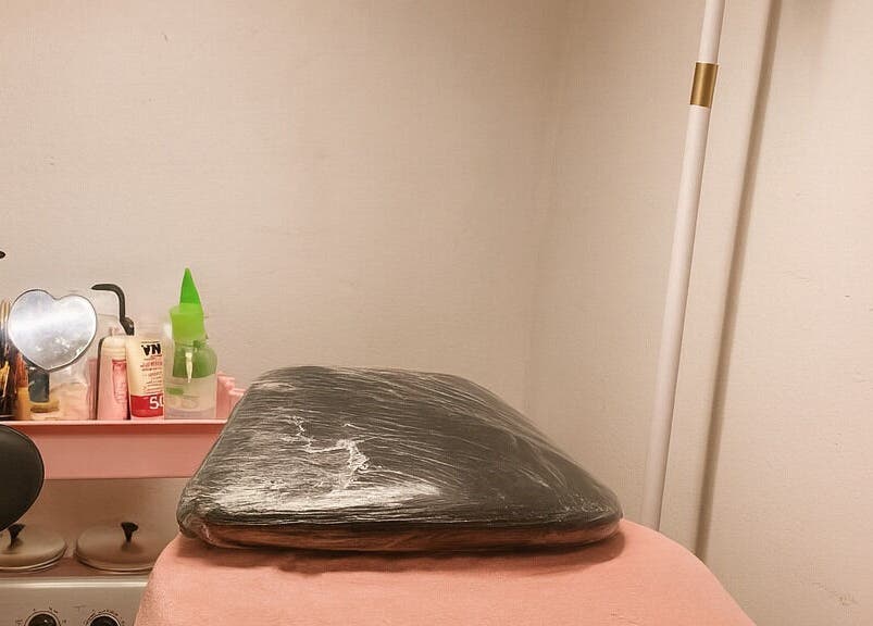 Mesa de tratamiento en andreabrows.uy, Montevideo, Departamento De Montevideo, UY, con productos de belleza.