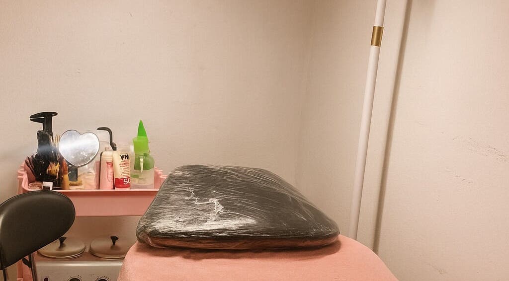 Mesa de tratamiento en andreabrows.uy, Montevideo, Departamento De Montevideo, UY, con productos de belleza.