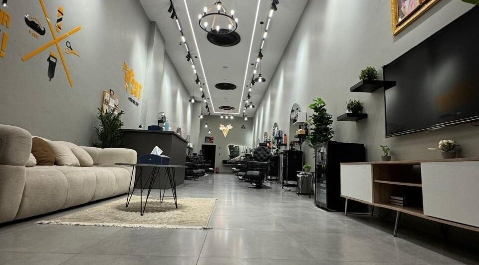 استراحة أنيقة في V Cut Barbershop بالرياض، منطقة الرياض، SA مع أجواء مريحة.