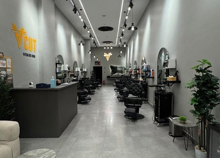 تصميم داخلي راقي لصالون V Cut Barbershop في الرياض، يوفر تجربة حلاقة متميزة.