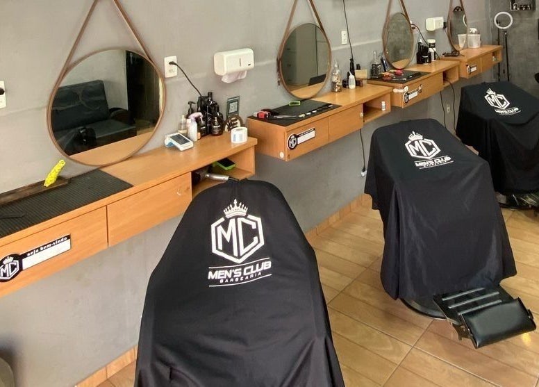 Interior do Mensclub, Espírito Santo, com cadeiras e espelhos modernos para barbearia.