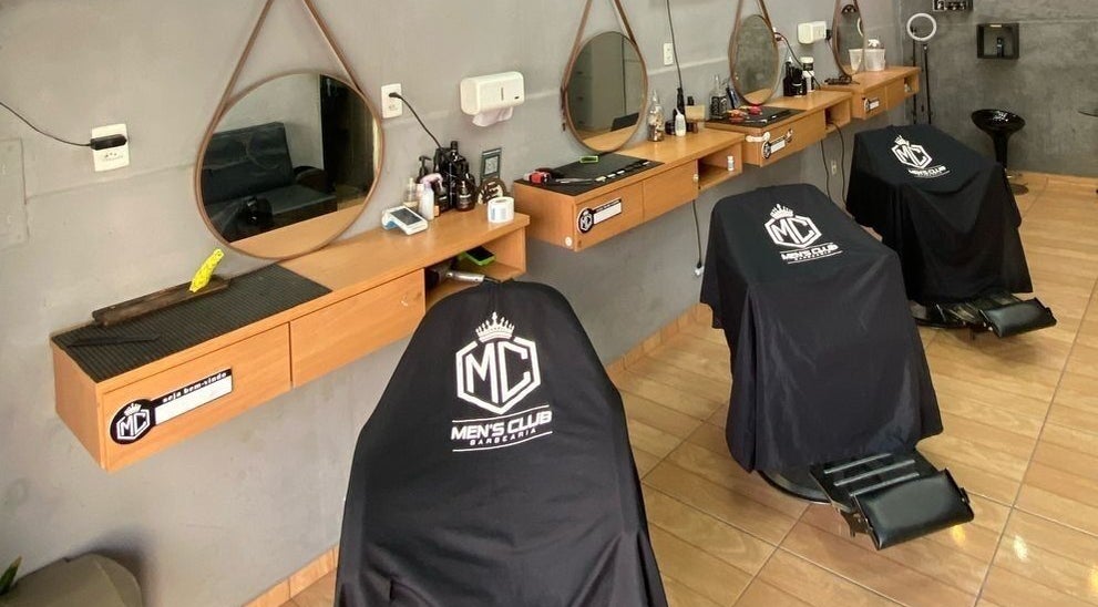 Interior do Mensclub, Espírito Santo, com cadeiras e espelhos modernos para barbearia.