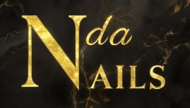 Logo doré de Nda Nails à Rouen, Normandie, FR, sur fond noir élégant.
