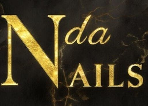 Logo doré de Nda Nails à Rouen, Normandie, FR, sur fond noir élégant.