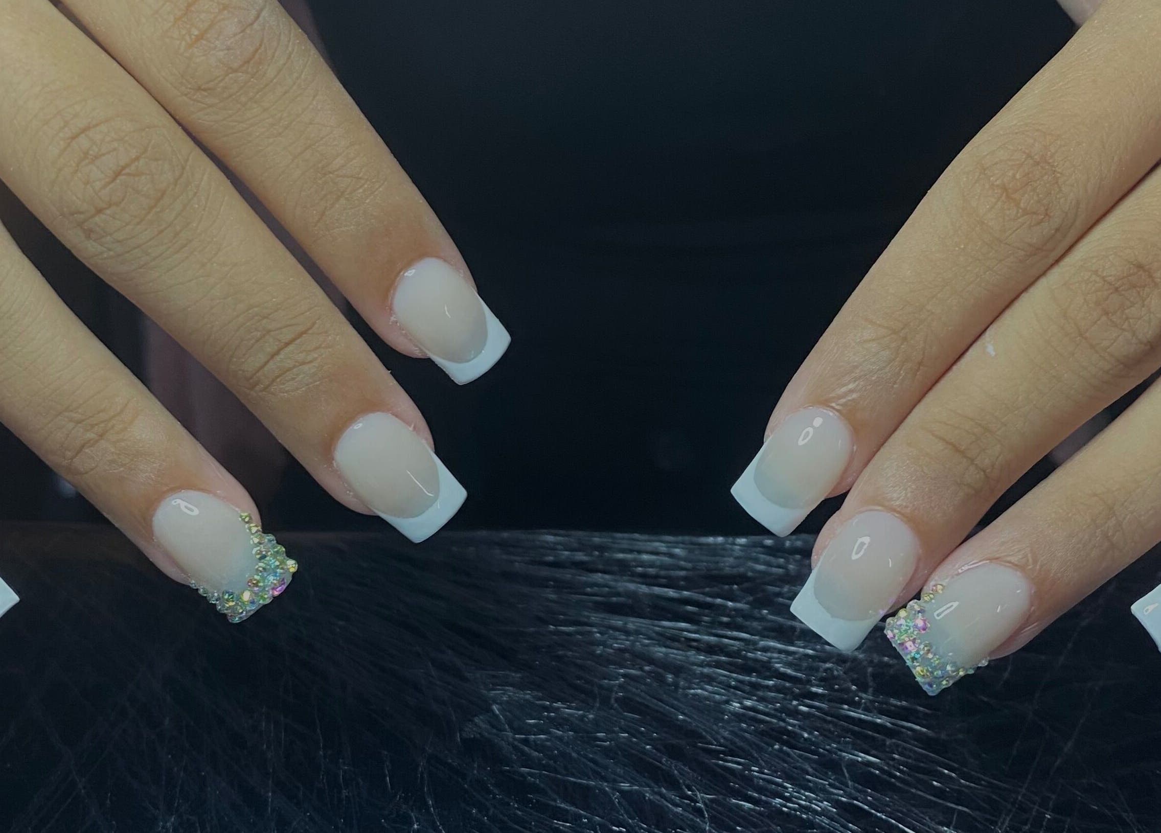 Manucure élégante avec strass chez Nda Nails, Rouen, Normandie, FR.