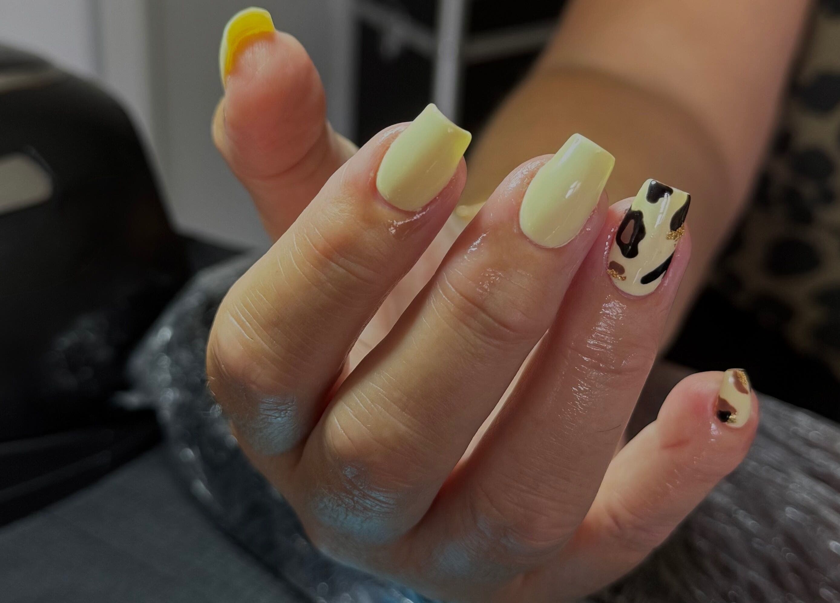 Manucure élégante avec jaune et imprimé léopard à Nda Nails, Rouen, Normandie, FR.