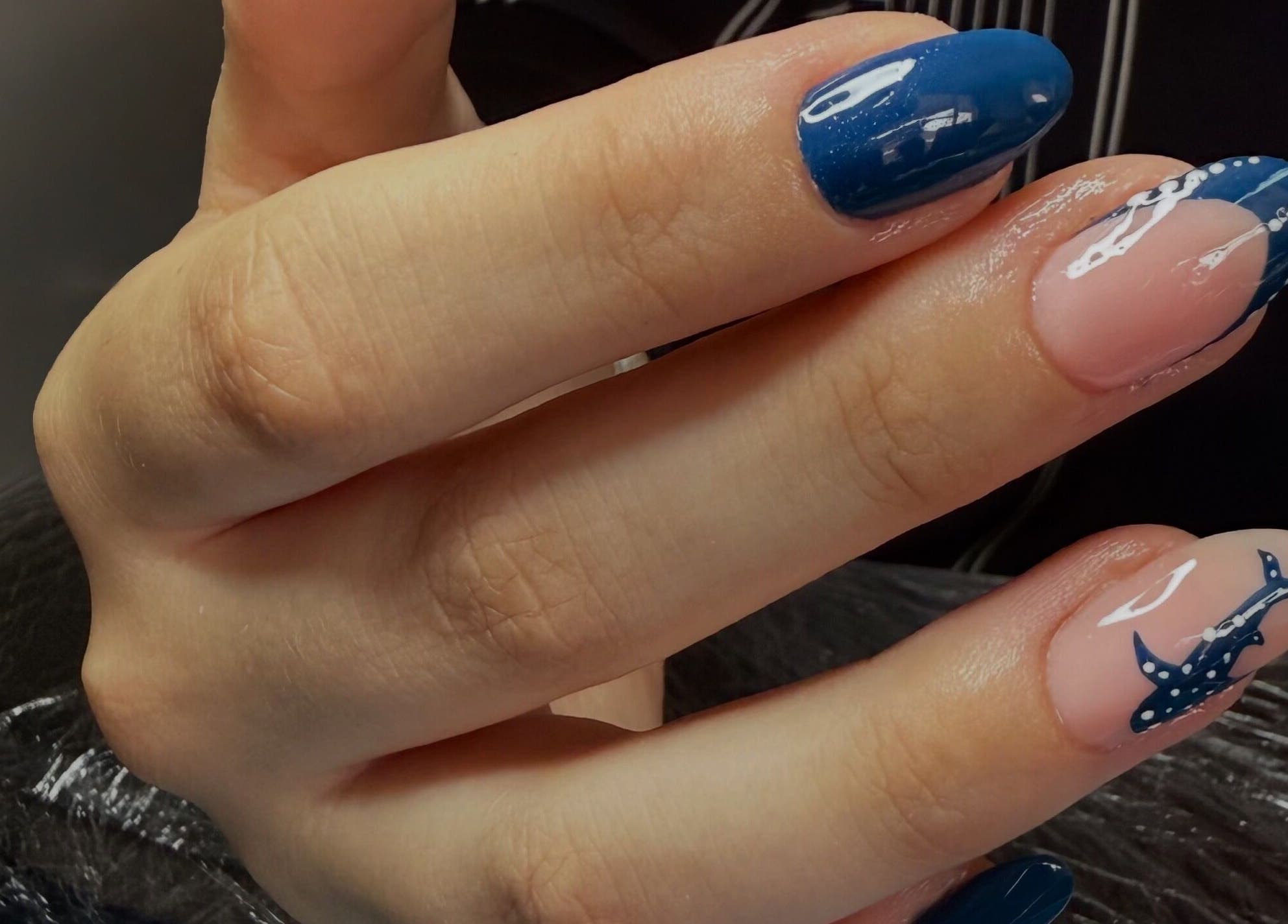 Nail art océan bleu élégant à Nda Nails, Rouen, Normandie, FR, mettant en valeur une conception unique.